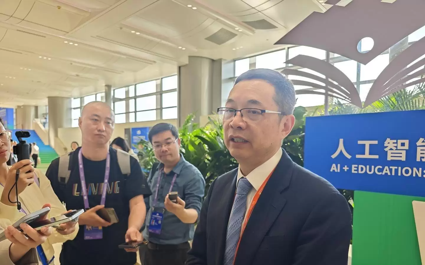 教育部教育数字化专家咨询委员会主任杨宗凯：AI可能在“教”的方面变得出众，但教师在“育”的方面更重要