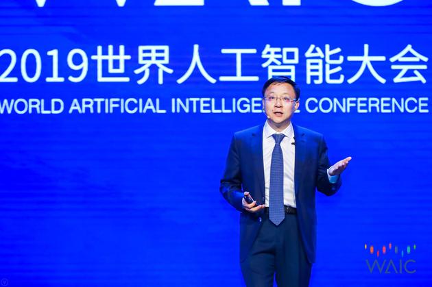 科大讯飞刘庆峰:通用AI刚起步 专业领域可超专业人士