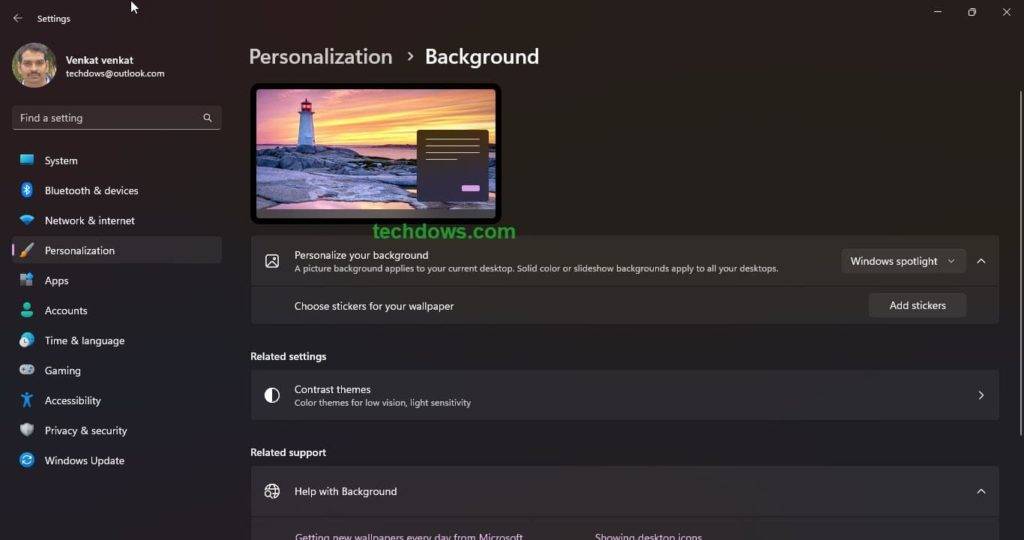 如何在 Windows 11 上启用或禁用桌面贴纸?