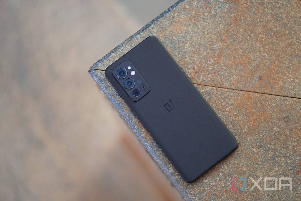OnePlus 9RT vs. Apple iPhone 12：如何选择您的新智能手机？