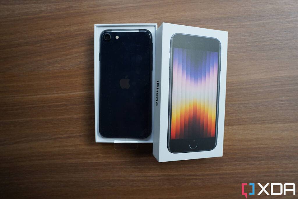Apple iPhone SE 3 (2022) 拆箱体验:探究包装盒内都有哪些物品?