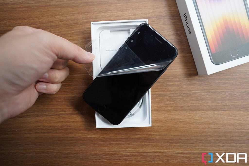 Apple iPhone SE 3 (2022) 拆箱体验:探究包装盒内都有哪些物品?