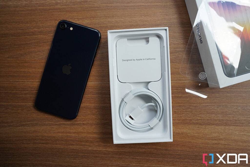 Apple iPhone SE 3 (2022) 拆箱体验:探究包装盒内都有哪些物品?