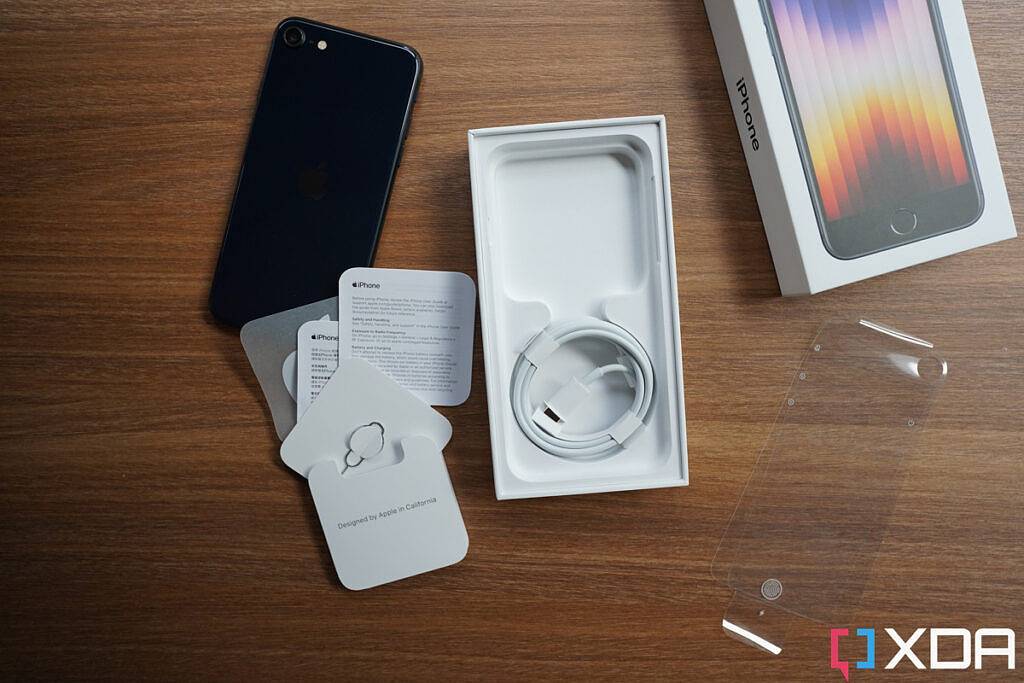 Apple iPhone SE 3 (2022) 拆箱体验:探究包装盒内都有哪些物品?
