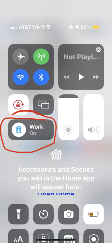 如何在 iPhone 上关闭自动对焦功能？