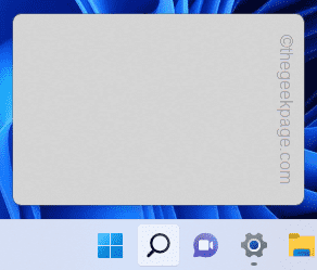如何解决 Windows 11 任务栏上方出现透明矩形框的问题?
