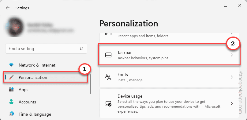 如何解决 Windows 11 任务栏上方出现透明矩形框的问题?