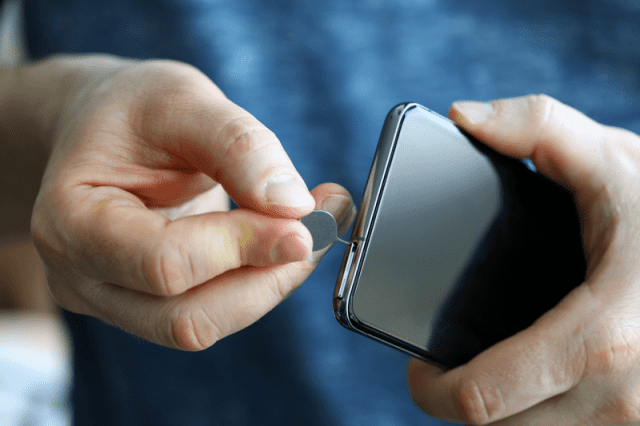 如何在iPhone和Android设备中插入SIM卡?