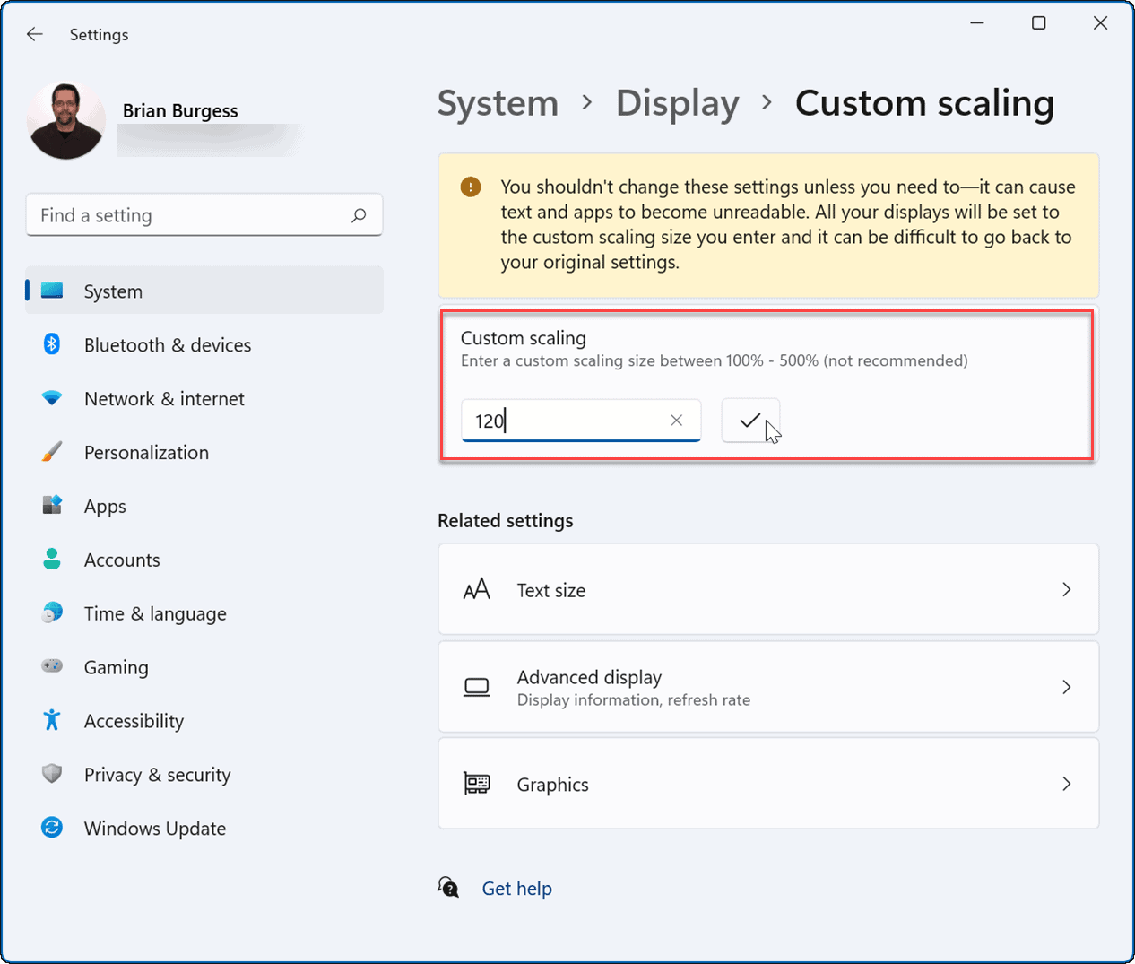 如何在 Windows 11 上调整显示比例设置