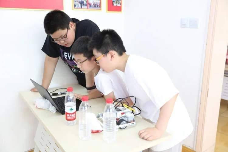 你曾经目睹过乐高机器人相扑比赛吗？