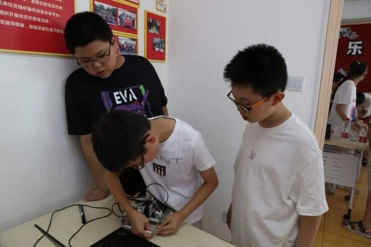 你曾经目睹过乐高机器人相扑比赛吗？