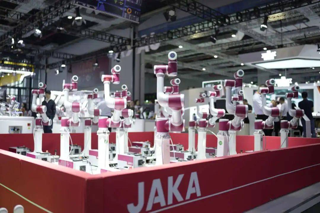 会玩魔方、会拉花……闵行这家企业的机器人还捧回了大奖！