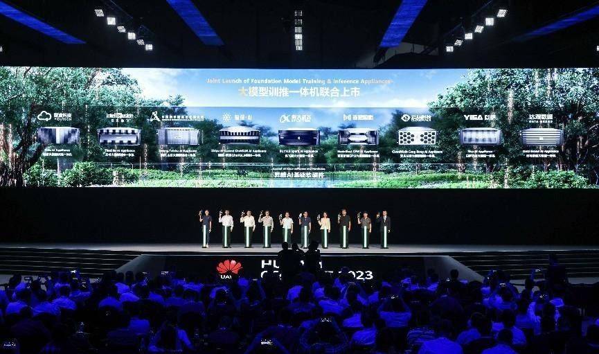 医渡科技联合昇腾AI发布医疗领域专属大模型训推一体机