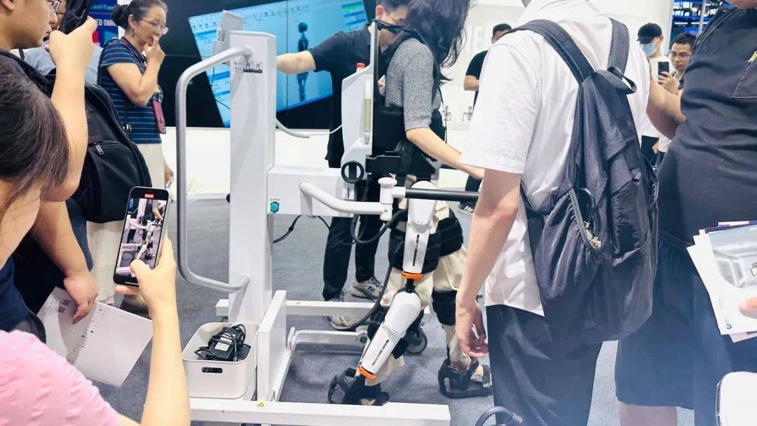 餐厅、酒店、医院……机器人走向“无处不在”丨聚焦WAIC