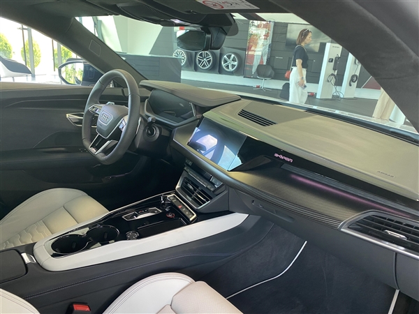 奥迪发布全新电动RS e-tron GT Ice Race量产版:燃爆冰雪赛道的强劲力量