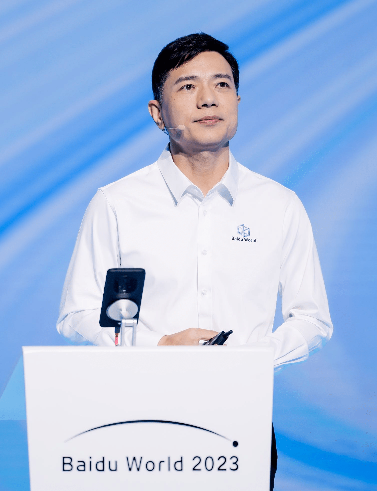 《李彦宏在百度世界2023:我们即将进入一个AI原生的时代》