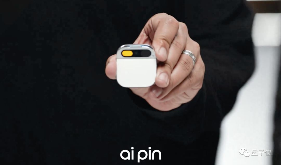 AI硬件受到炮轰,有人称其能够取代手机的谷歌眼镜+寻呼机在全网爆火