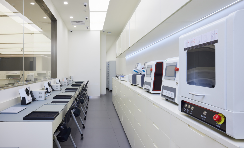 华为华南区域首家服务旗舰店揭幕:智能机器人助工程师自动获取零件