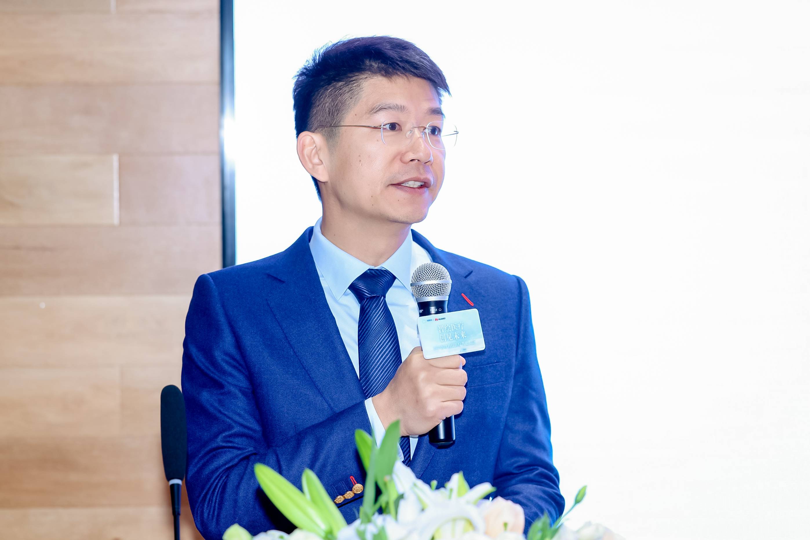 医渡科技发布自研医疗大模型,多个医疗任务场景评测表现超越GPT