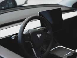 使用 iPhone 15 Pro 解锁特斯拉汽车的操作指南