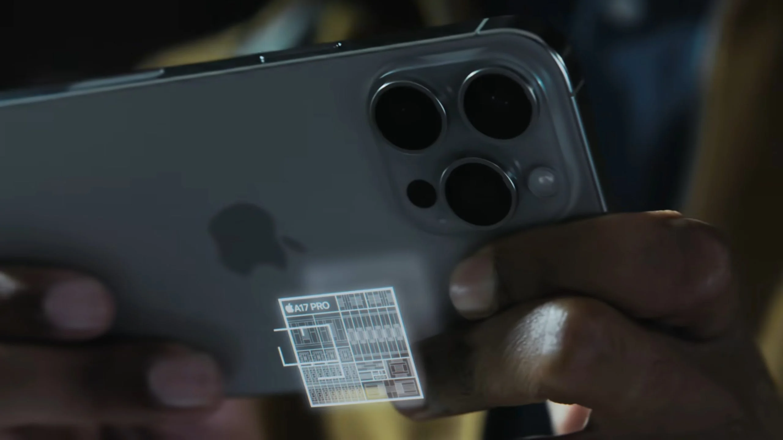 到手就翻车,iPhone 15 Pro重现「烧屏门」