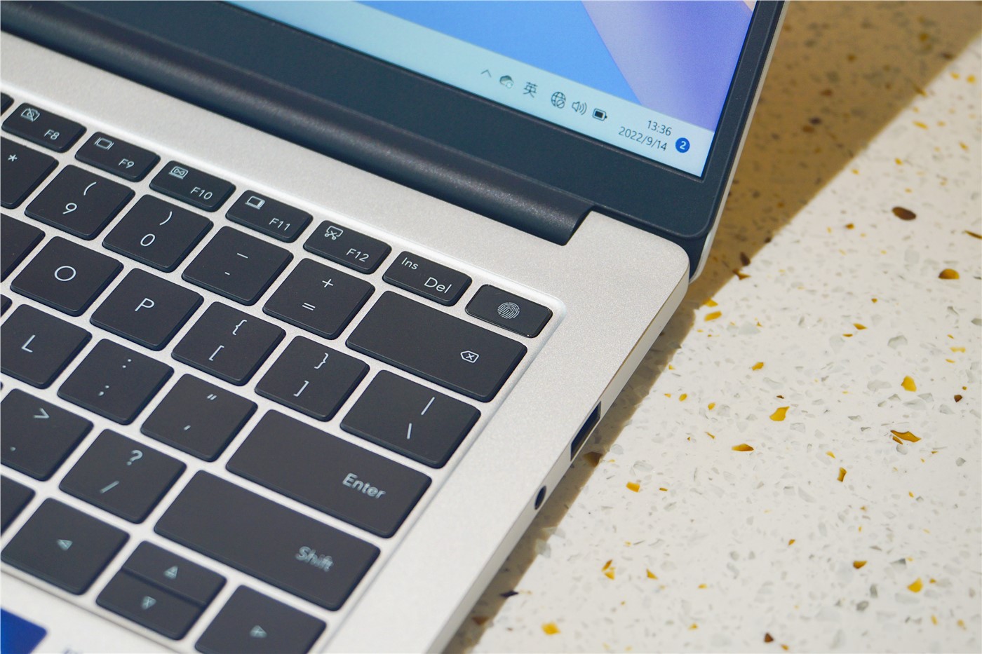 全新荣耀MagicBook X系列评测：轻薄高能，品质标杆！