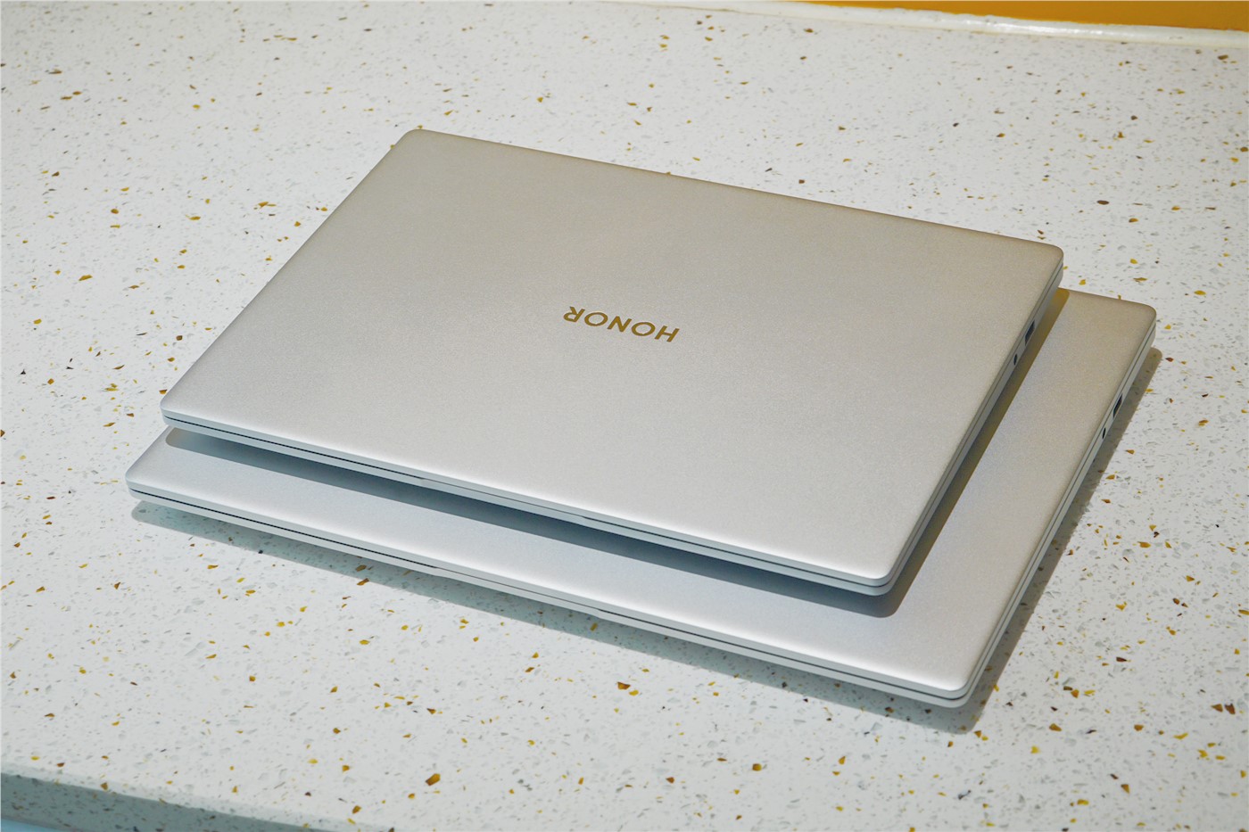 全新荣耀MagicBook X系列评测：轻薄高能，品质标杆！