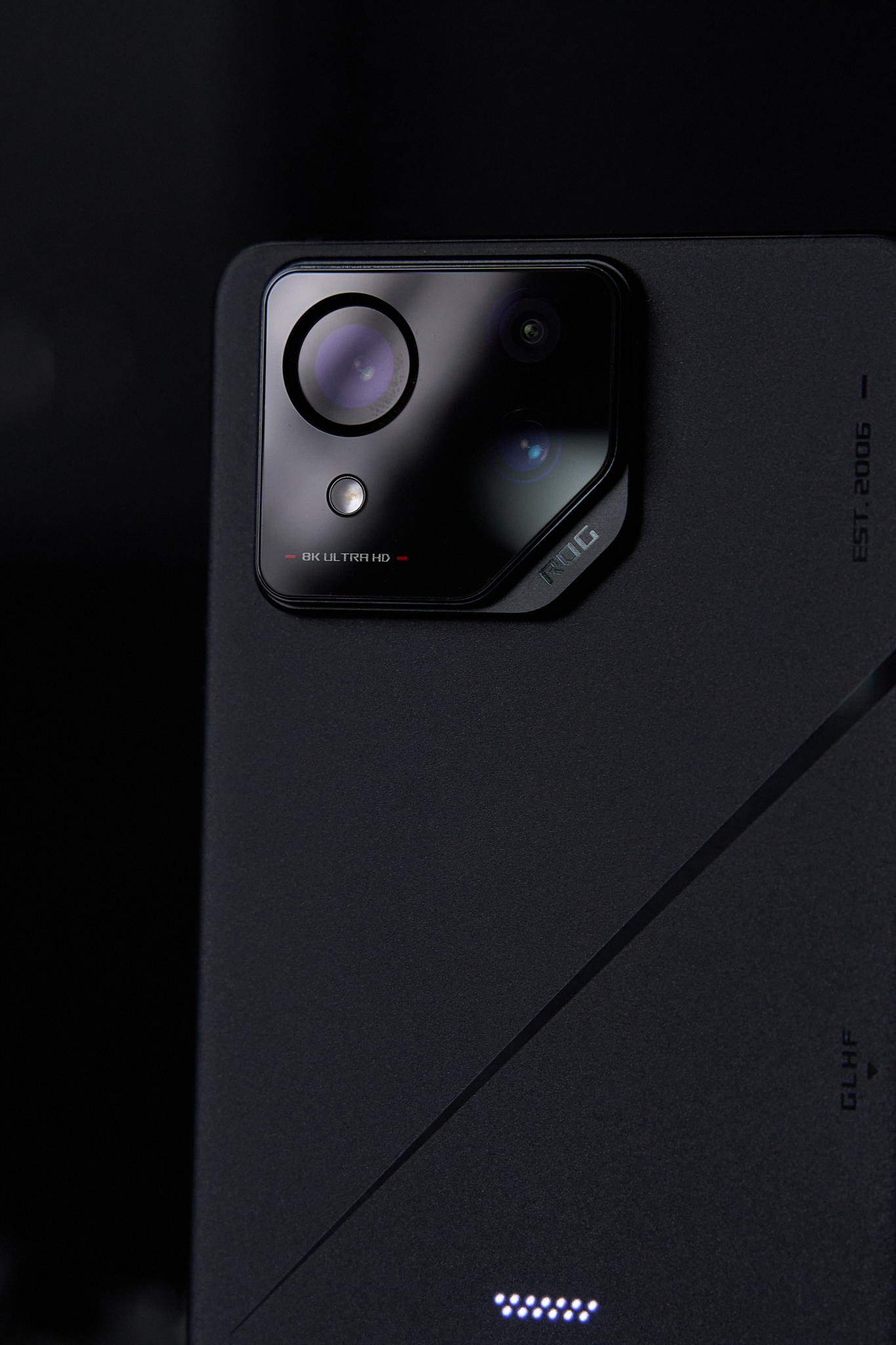 ROG 8 Pro图赏:化身西装暴徒,质感再度提升