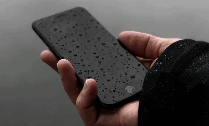 苹果手机黑屏打不开怎么办?一定要送去检修了?