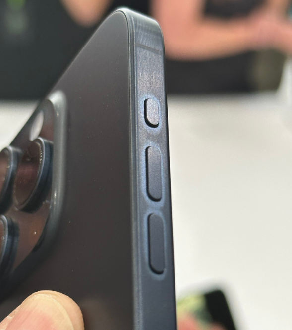 爆iPhone 15 Pro系列机型存在变色和吸指纹问题,购买需谨慎!