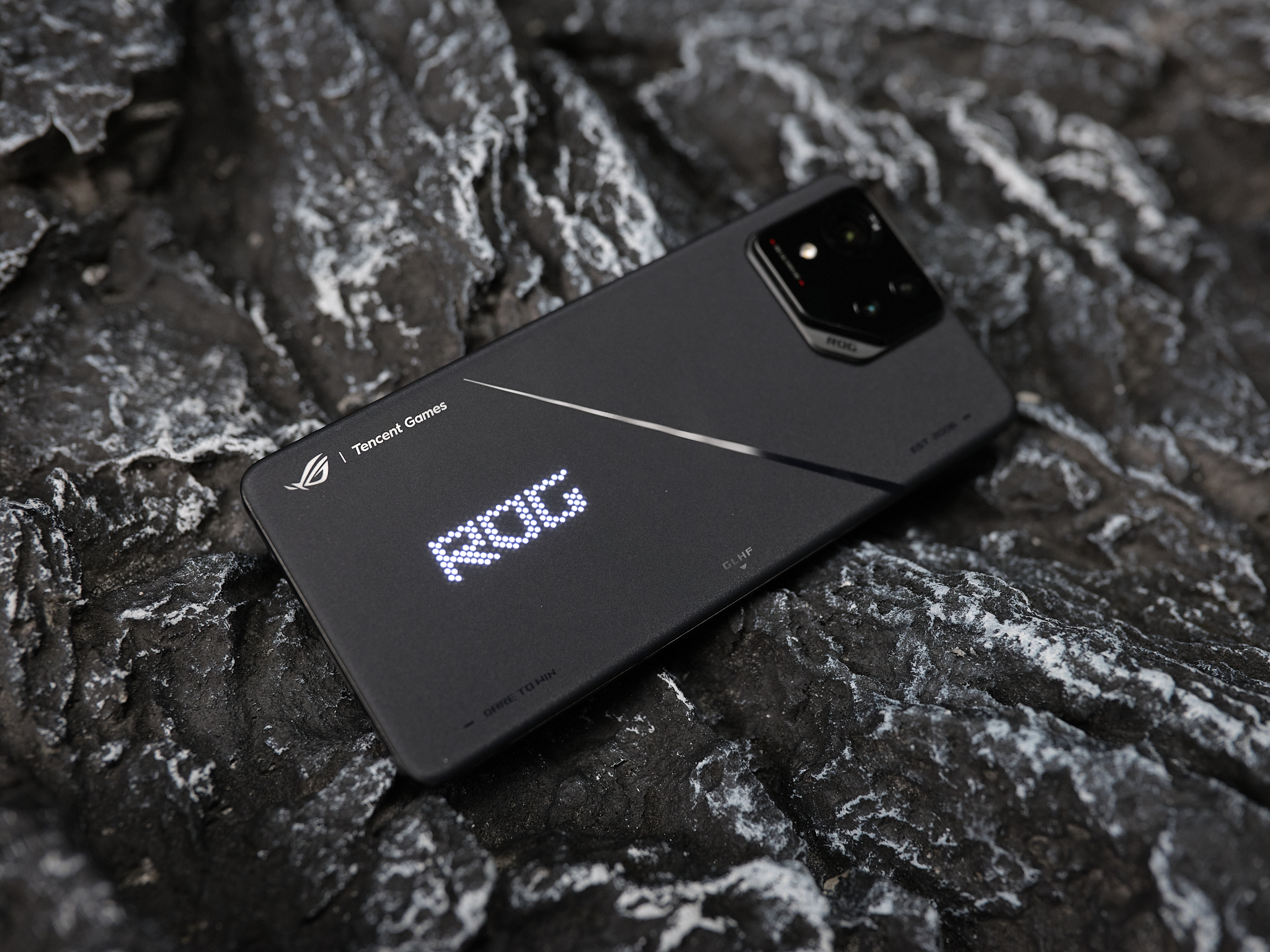 ROG 8 Pro首发评测：从偏科生进化成「六边形战士」