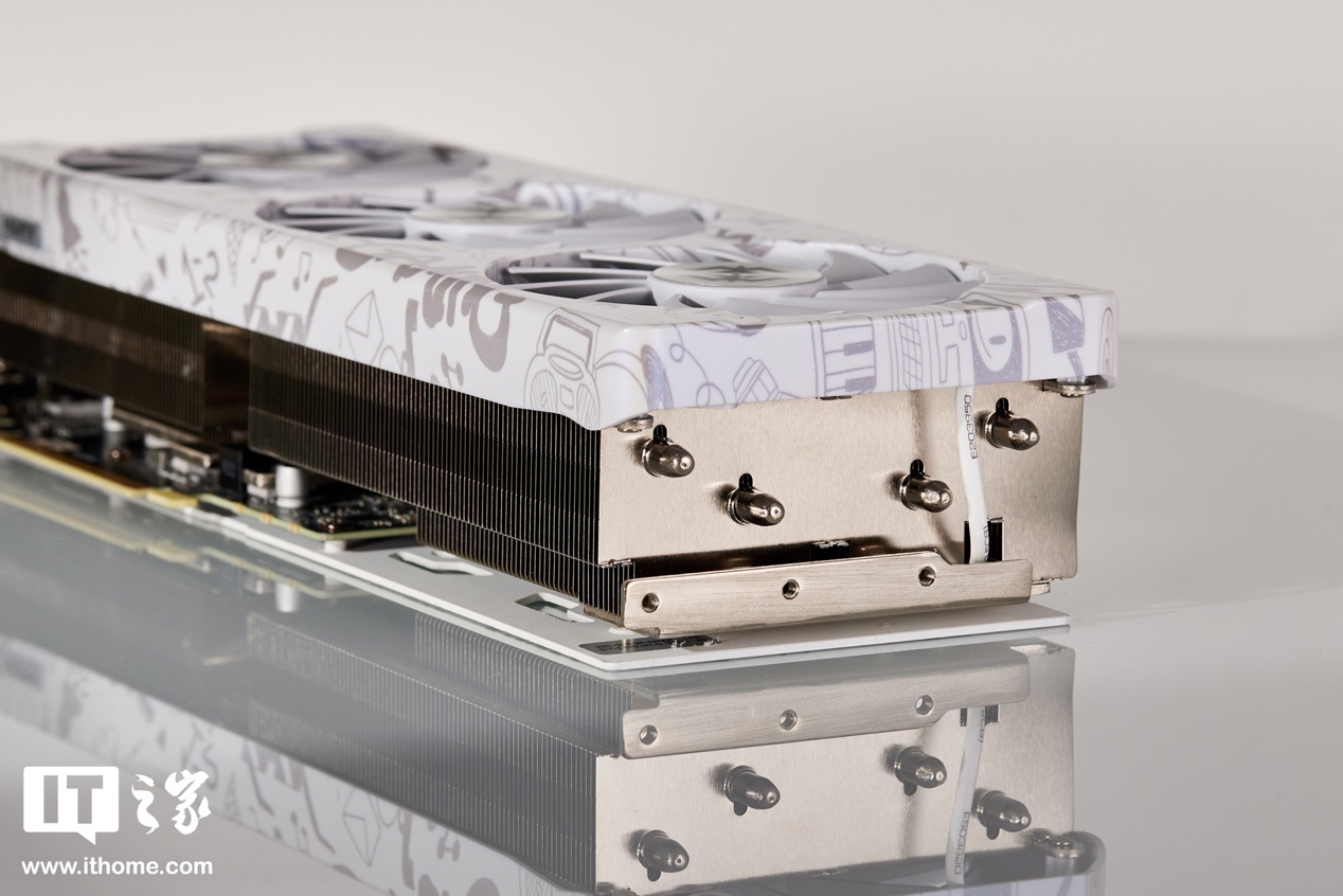【IT之家评测室】索泰 RTX 4070 SUPER X-GAMING OC 欧泊白显卡首发评测:2K 光追游戏和 AIGC 创作全都要