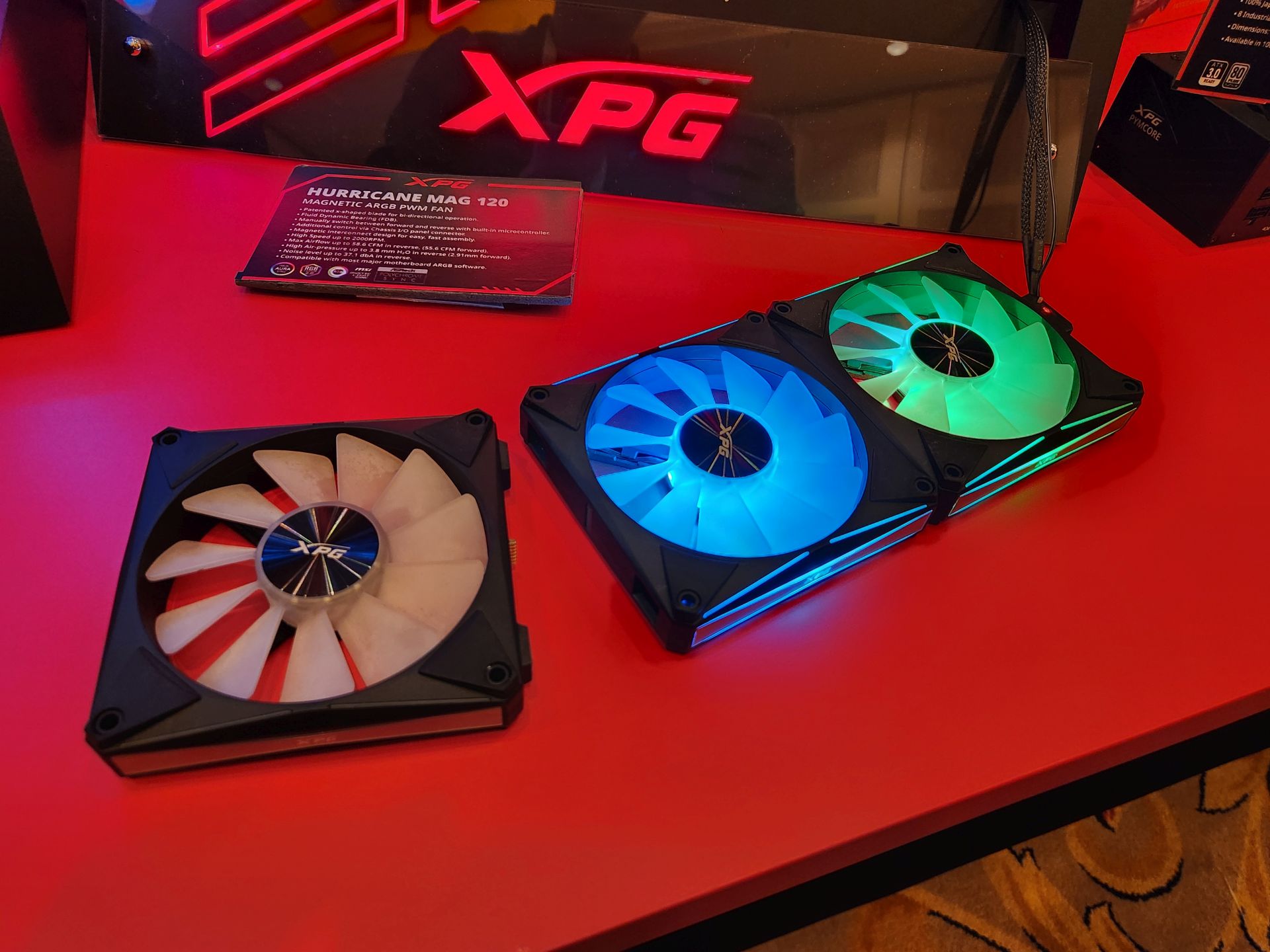 威刚在 CES 展示了支持正反转功能和磁吸连接的 XPG Hurricane MAG 120 散热风扇