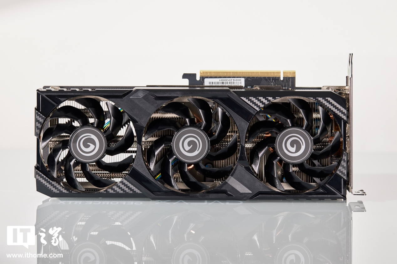 【IT之家开箱】影驰GeForce RTX 4070 SUPER大将显卡图赏：造型硬核但体积轻巧