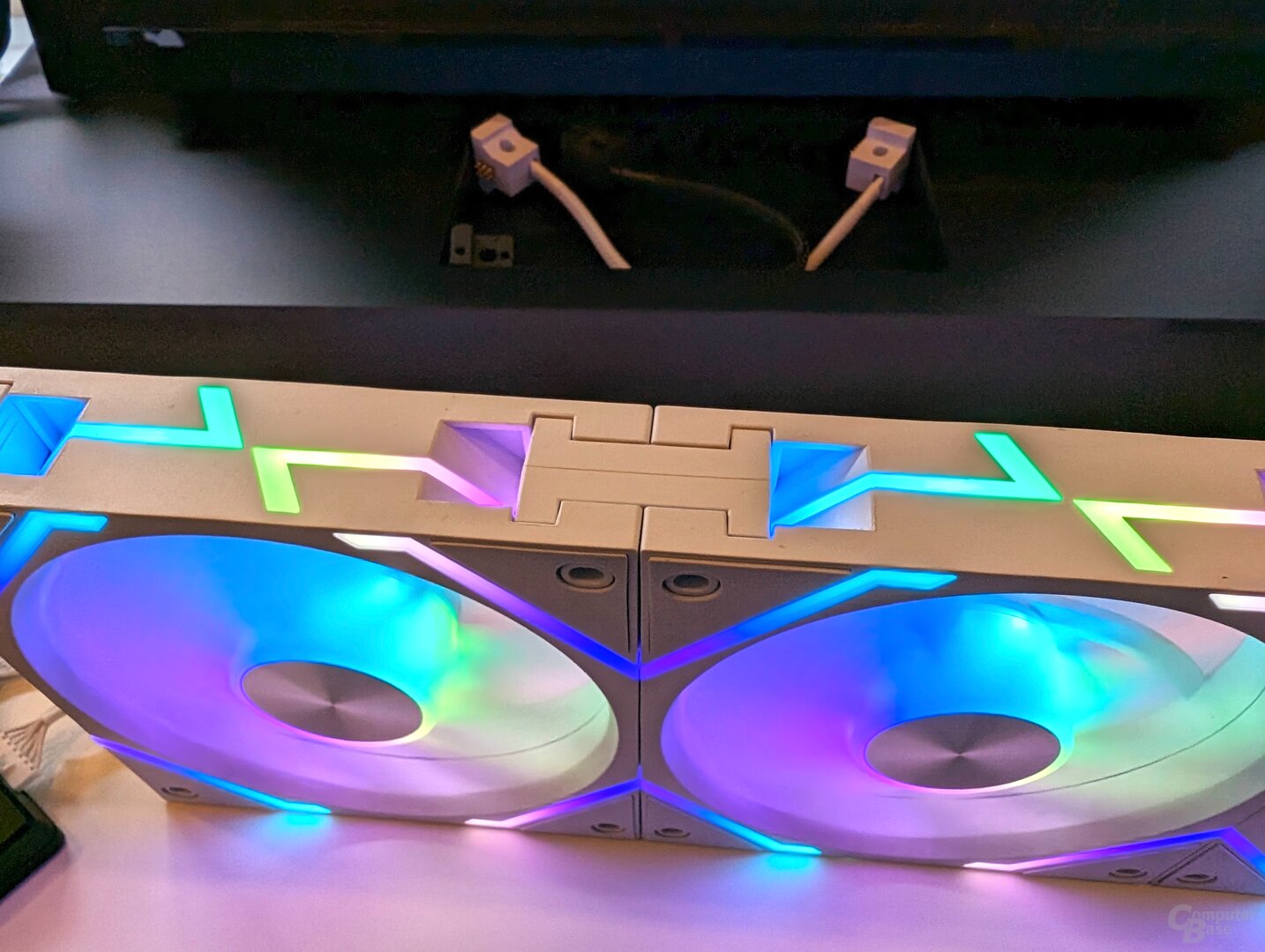 微星展示 MPG EZ120 ARGB 积木风扇:磁性桥接器连接,支持 JAF1 专有接头