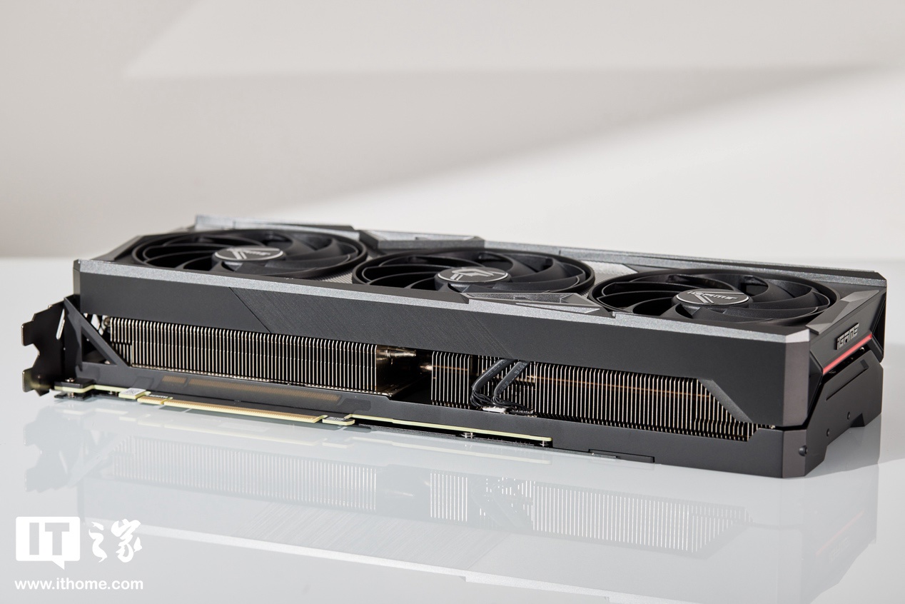iGame GeForce RTX 4070 SUPER Vulcan OC 显卡图赏:暗黑低调,潮酷个性