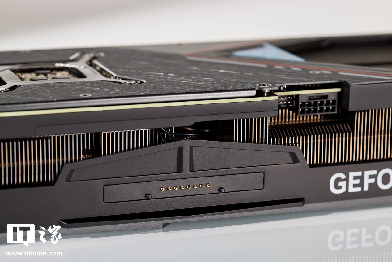 iGame GeForce RTX 4070 SUPER Vulcan OC 显卡图赏:暗黑低调,潮酷个性