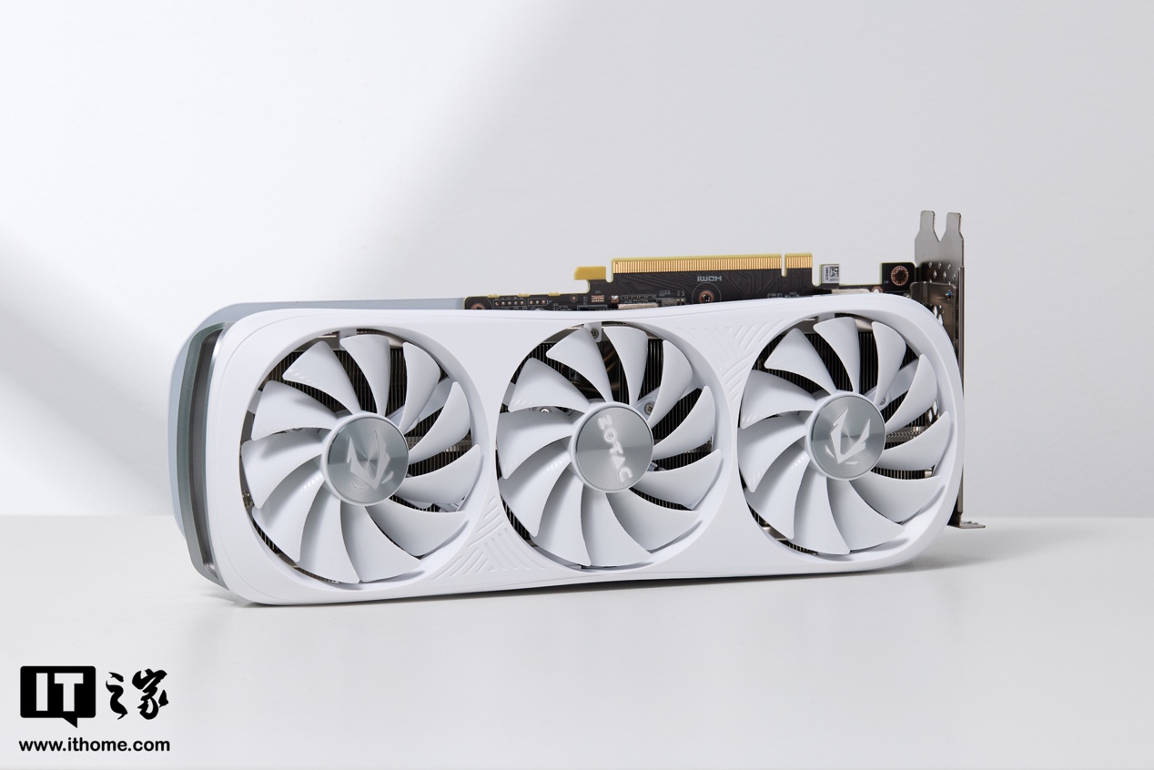 欣赏索泰RTX 4070 Ti SUPER TRINITY OC月白显卡：白色骑士的优雅与强悍