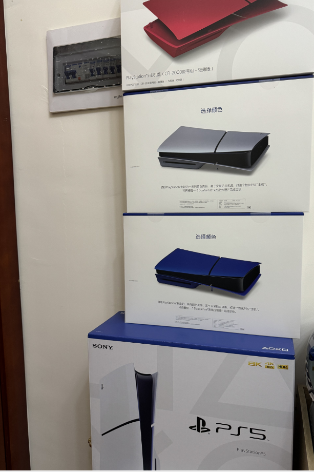 PS5轻薄版替换外壳图赏:年味拉满,质感还得看索尼!