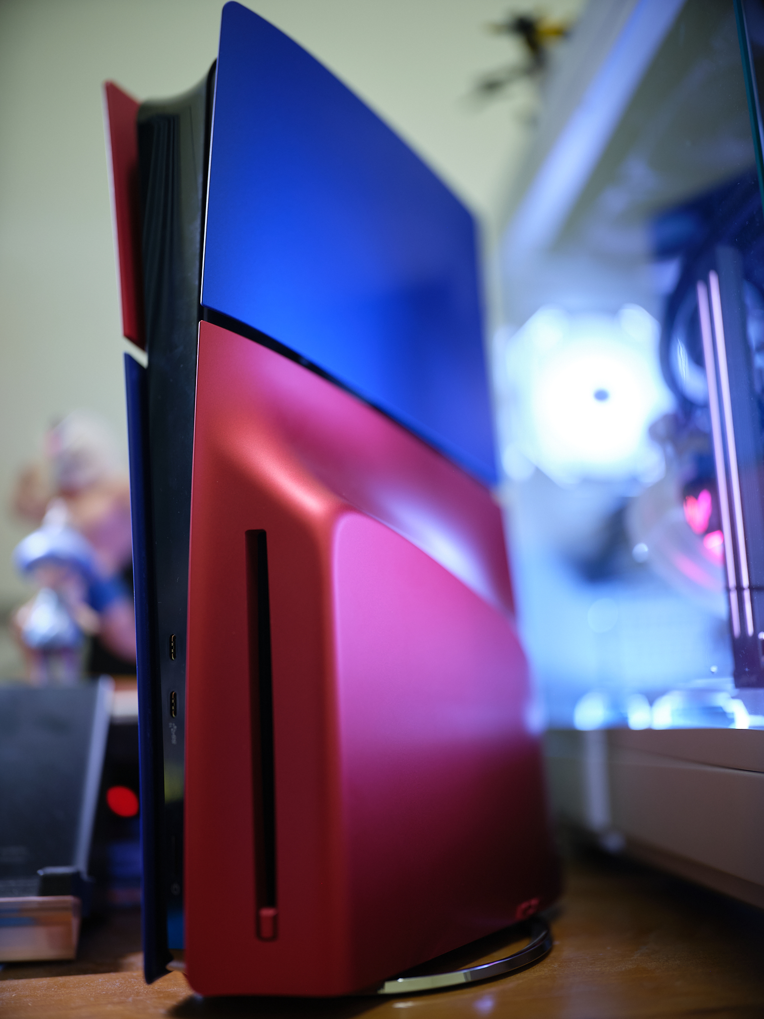 PS5轻薄版替换外壳图赏:年味拉满,质感还得看索尼!