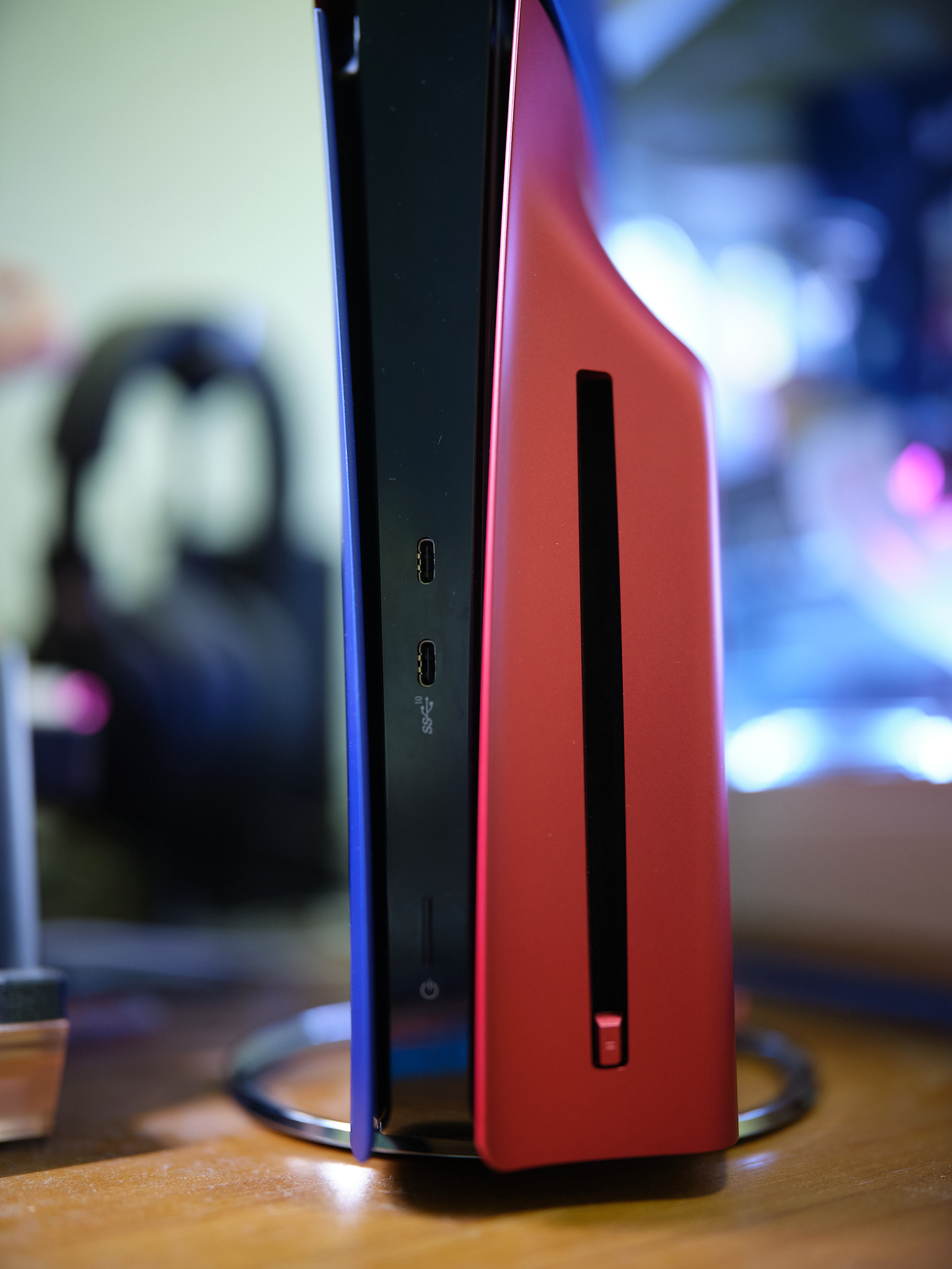 PS5轻薄版替换外壳图赏:年味拉满,质感还得看索尼!