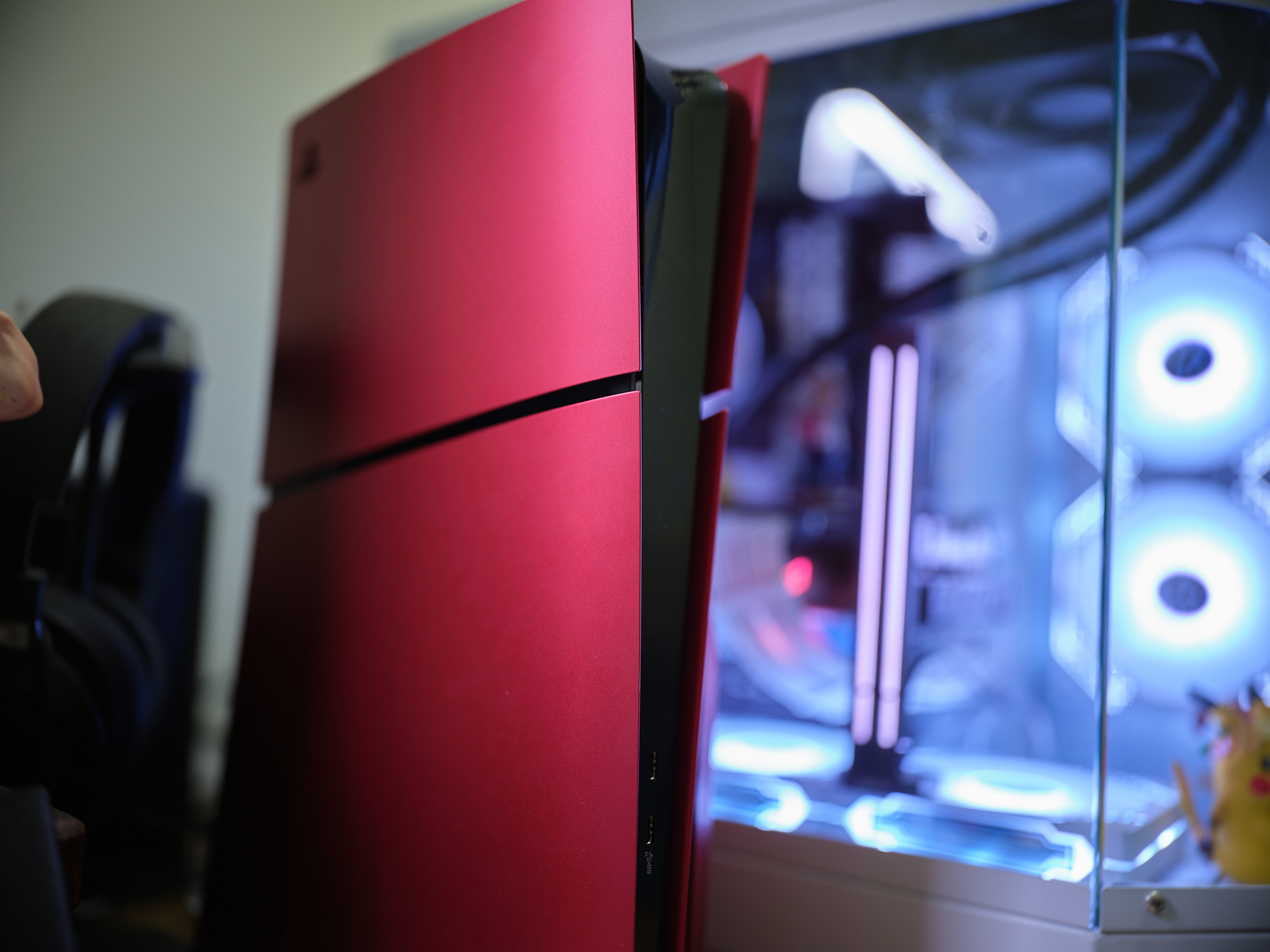 PS5轻薄版替换外壳图赏:年味拉满,质感还得看索尼!