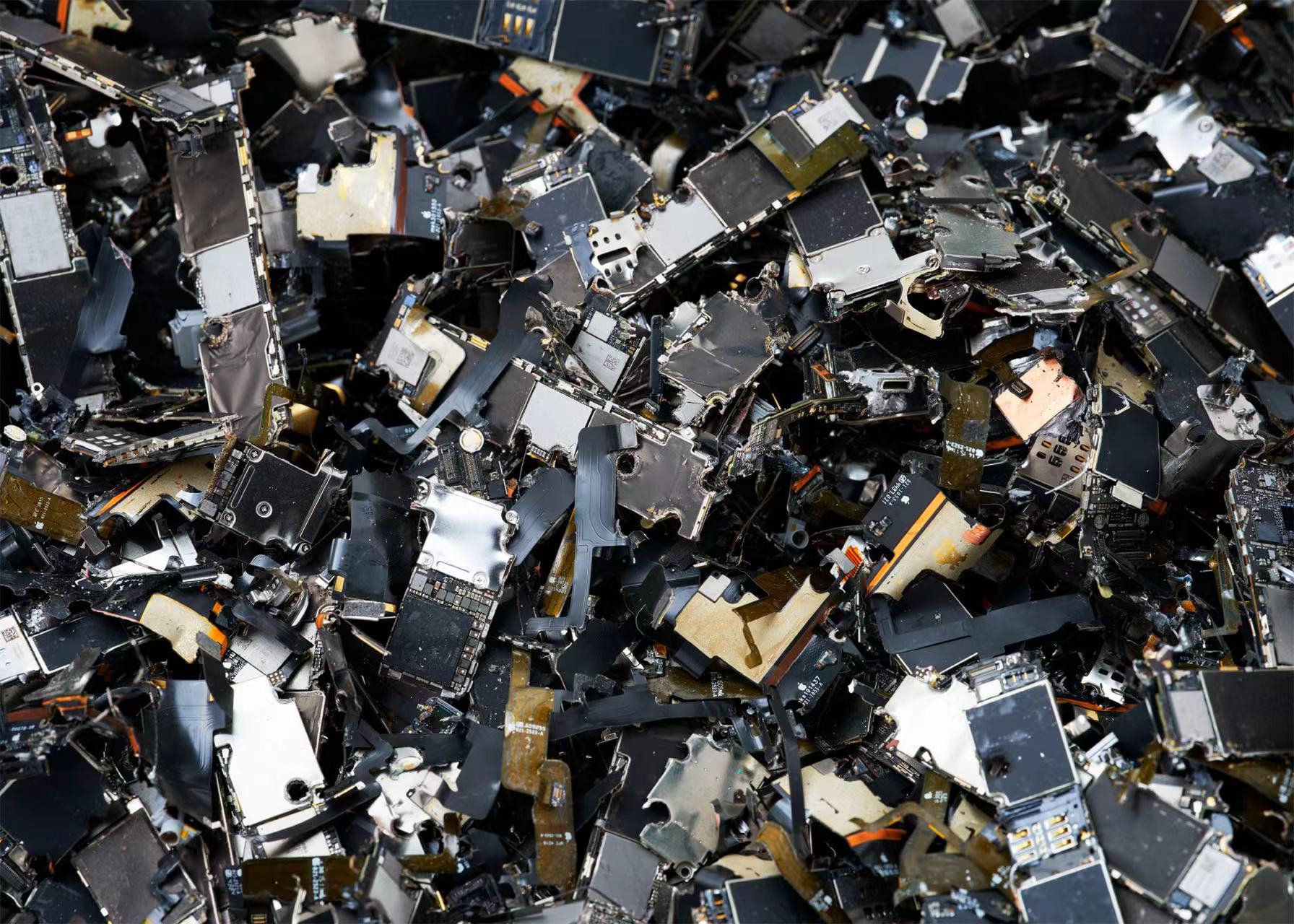 iPhone 15电池突然被“加强”,续航大战苹果不能躺平了