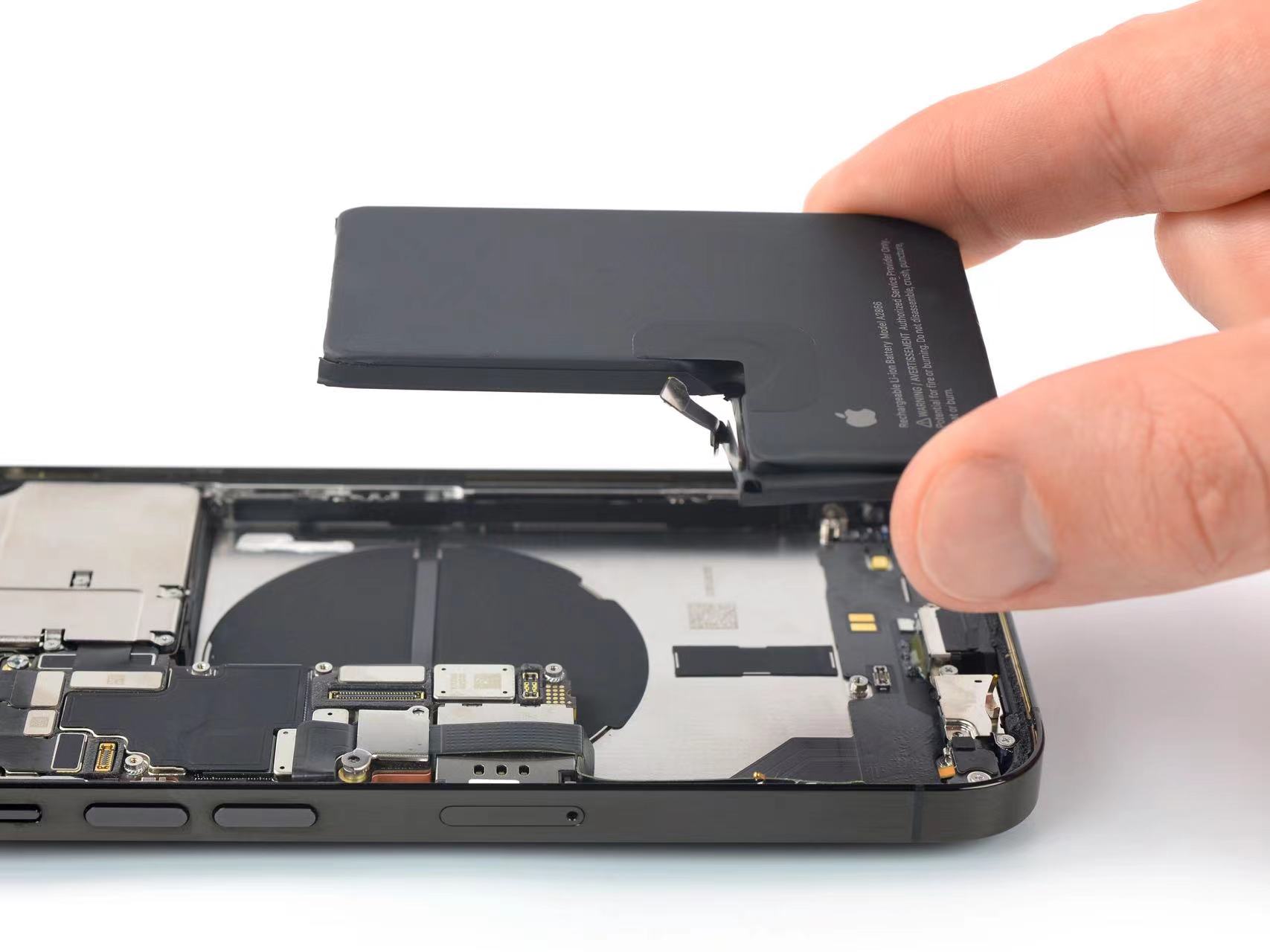 iPhone 15电池突然被“加强”,续航大战苹果不能躺平了