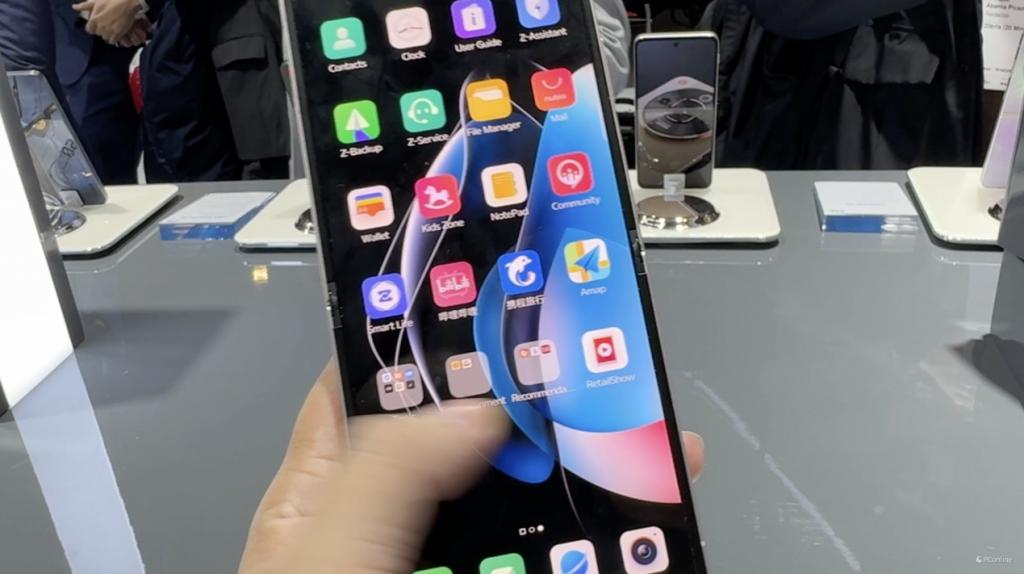 中兴 MWC 2024 展区体验:努比亚小折叠锋芒毕露