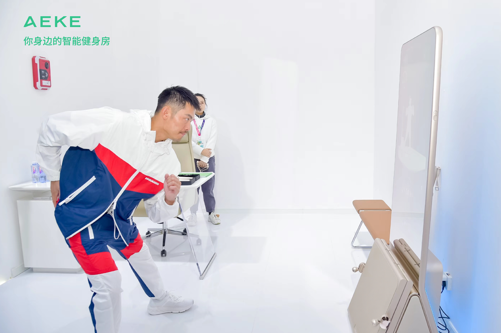 奥运冠军林丹现身AEKE新品发布会,体验揭秘AEKE力量镜A1
