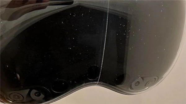 Vision Pro头显出现玻璃盖板开裂问题,苹果客服称需付费维修