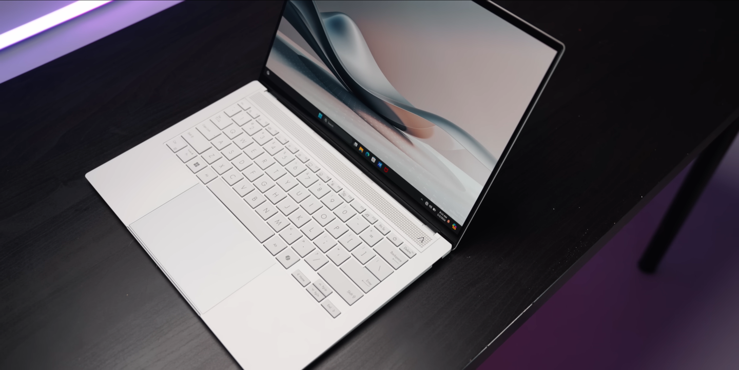 英特尔 Lunar Lake + 全新模具,华硕展出新款灵耀 Zenbook S 14 笔记本
