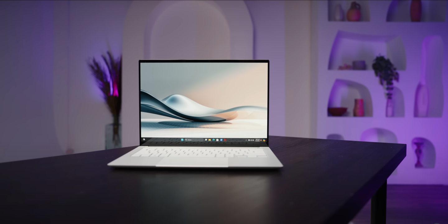 英特尔 Lunar Lake + 全新模具,华硕展出新款灵耀 Zenbook S 14 笔记本