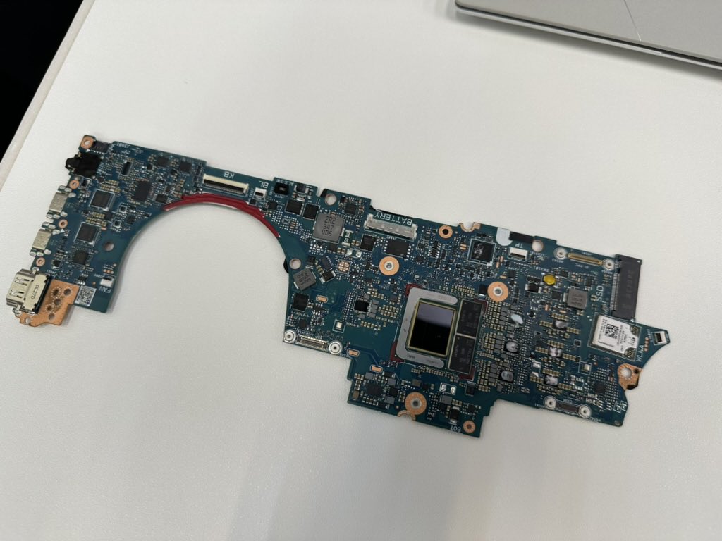 英特尔 Lunar Lake + 全新模具,华硕展出新款灵耀 Zenbook S 14 笔记本